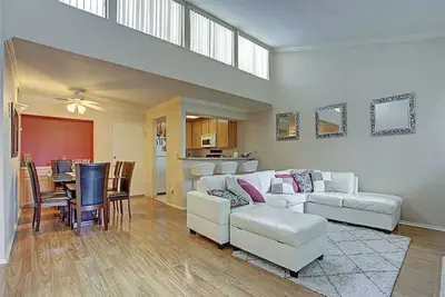 Image de Prime Condo In Encino, Just Steps From Famed Ventura Blvd.