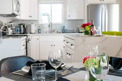 Image de New Water View Family Villa Ac Deck Hottub Firepit Bbq Backyard Onsite Parking! !