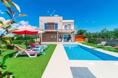 Image de Villa avec piscine et jardin bien entretenu