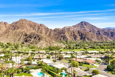 Image de Immaculate Majestic Private Oasis, 1\/3 Acre Picturesque Mid-Century Neighborhood