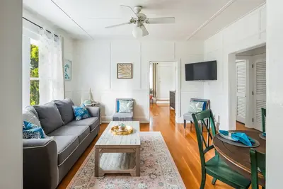 Image de Stylish home with shared pool, free high-speed WiFi, guest house, and balcony