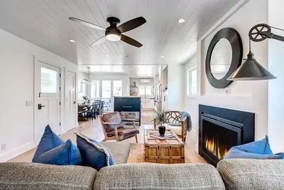 Image de Gorgeous 2-Level Condo | Rooftop Deck w/ Spectacular Views | Walk To It All | 5-Star Experience!