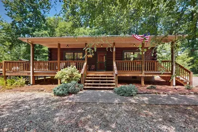Image de Snuggly, dog-friendly cabin w/ free WiFi, a gas fireplace, firepit, central A/C