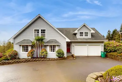 Image de Spacious family home near the beach w/ ocean view, large deck, free WiFi & more