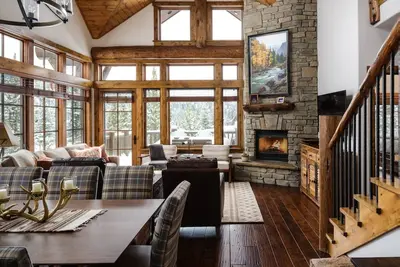 Image de Spend Summer in Big Sky! Ski Accessible, Luxury Cabin with Private Hot Tub and Amazing Views!