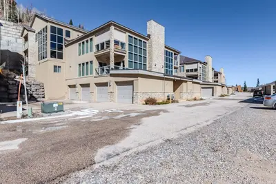 Image de Modern getaway near the lifts- fireplace, lofted layout, mountain views, & W/D