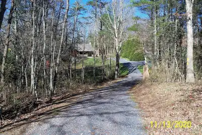 Image de Hide Away Log Cabin nestled in a serene setting in Beautiful Bath County, Va.