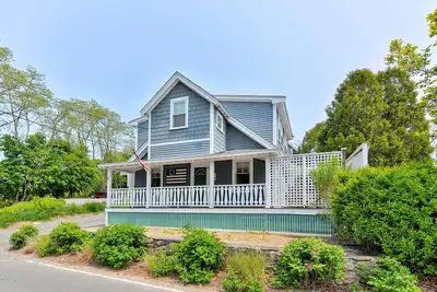 Changes in Latitude: Charming cottage close to Niles Beach and Rocky Neck.
