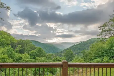 Image de Mountain Paradise: Lake Area, A/C, Hot Tub, Fire Pit, Pool Table!