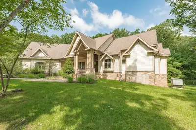 Image de Woodland Chalet: Lake Access, Private Indoor Pool, 2 Hot Tubs!