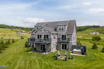 Image de Peaceful Retreat: Lakefront, Dogs Welcome, Hot Tub, Fireplace!