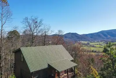 Image de Gorgeous View Cabin. Hot Tub. Privacy. Fireplace. Pool & Fishing Access!