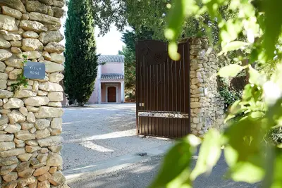 Image de Rose Apartment - Luxury Apartment within walking distance to Uzes