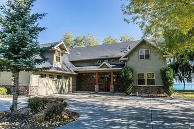Image de Sleeps 30 people (30 max), Paved Parking for up to 8 vehicles, 6 bedrooms, 3. 5 bathrooms, 2 level. . .