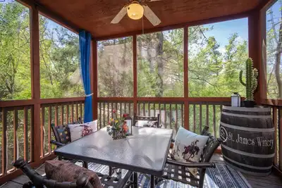 Hang Your Hat! Cowboy Themed 2br+L Walk-in w/ Fireplace in the Heart of Branson