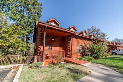 Image de Relax At This Easy Entry Cedar Cabin - Branson Theatre District - Fireplace, Screed Porch, Sleeps 6!