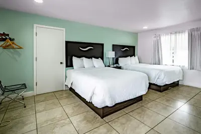 Image de Everglades City Motel - Queen Room, 2 Beds, Kitchenette and Back Door