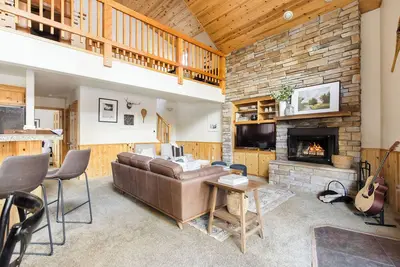 Image de Jackhorn by AvantStay | Close to Big Bear Marina and Village | Hot Tub, Foosball