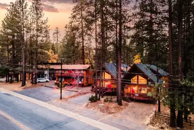 Image de 2 Cabins, Close to the Lake | Hot Tub, Game Loft, Deck, 6bdr | Jumper & Jackhorn