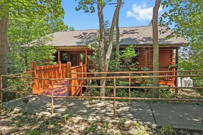 Image de Lake Themed Cabin for Two, Jacuzzi Tub - Minutes from Shows! Ticket-Golf Deals