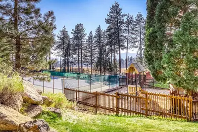 Image de Two-story townhouse with pool, tennis, fireplace, & private hot tub, sleeps 6