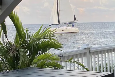 Image de Elegant Waterfront Home