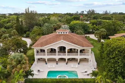 Image de Waterfront Estate on Sanibel's East End with Integrated Pool and Spa Boat Dock