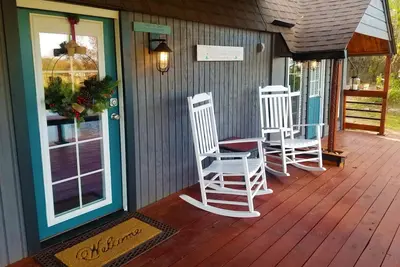 Image de Charming cozy cabin! Stocked pond, firepit, outdoor games!