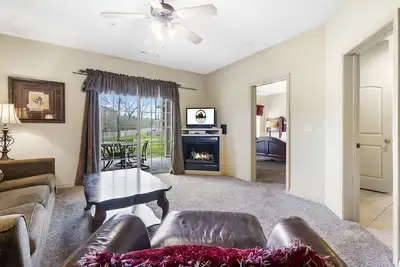 King Bedroom, 1 Bathroom + Adjoining Queen Suite Golf Condo