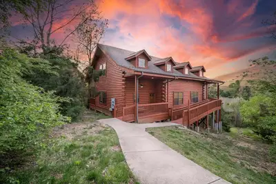 Two Walk-In Connected Cabins in the Heart of Branson, Golf and Ticket Discounts! Sleeps 14