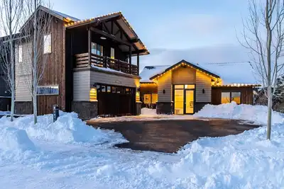 Image de Spring fun with toasty hot tub, resort amenities, shuttle, 24-hr staff ~ 🐶