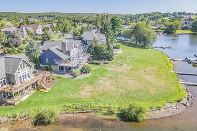 Image de Walk to Wisp! Stunning Lakefront Home!