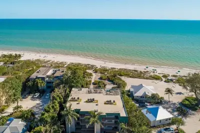 Image de Luxury Waterfront Condo. Steps to the Beach