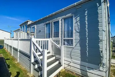 Luxury caravan at Seaview Holiday Park in Kent ref 47034pb