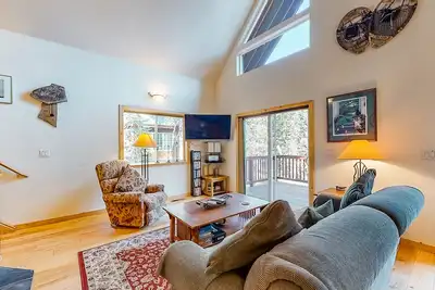 Image de Serene, dog-friendly cabin with private hot tub, wood stove