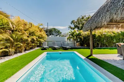 Image de Tropical Tiki Home 5 Mins to Beach -Pool, Private Putting Green