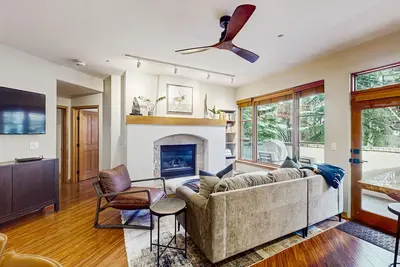Image de Deluxe ski-in/out condo with fireplace, hot tub, & pool