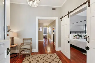 Image de Historic Savannah Garden Apartment on Jones Street