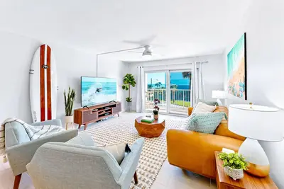 Image de Stylish Beachfront Condo – Balcony, Heated Pool & Steps to Pier
