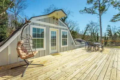Image de The Barn On Hemlock Hill | Cozy Barndominium with Mtn View! Dog Friendly | 1 Bed, 1 Bath