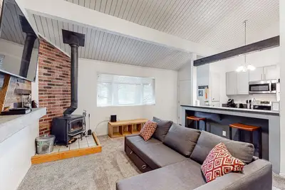 Image de Charming, two-story ski condo w/ a wood stove, free WiFi, shared pool, & hot tub