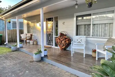 Image de Relax in a recently renovated Hamptons-style home away from home. Pet friendly.