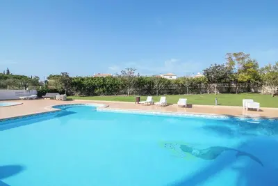 Image de Appartement \"Bosque São José Af\" avec piscine, Wi-Fi, climatisation, balcon et jardin