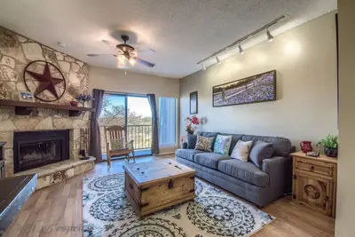Image de Beautiful condo on the Guadalupe River in downtown New Braunfels with a pool.