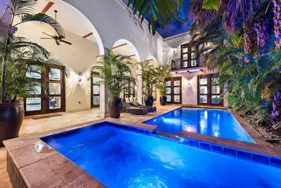 Massive Villa with Gym, Pool, Jacuzzi! ! Sleeps 12