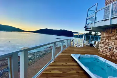 Image de Lakefront Retreat: Mountains, Hot Tub, Dock, Kayaks. Breathtaking Sunset Getaway