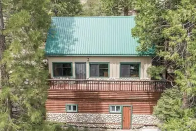 Image de The Lazy Lady. A cozy cabin retreat with beautiful views close to town.