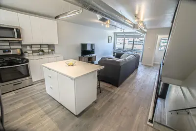 Image de Exquisite 4Bed\/3. 5Bath Home W\/Garage +Rooftop Deck