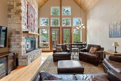 Image de Luxury home on the golf course with spacious deck overlooking the mountains