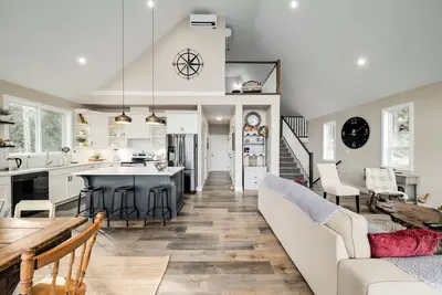 Image de Large Lakehouse with Private Beach and Amazing Lake View
